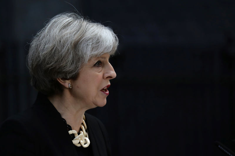 © Reuters. La ventaja de los conservadores británicos de May cae a 11 puntos