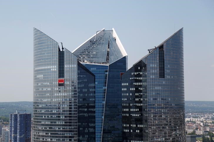 © Reuters. The logo of the French bank Societe Generale is seen on the Chassagne and Alicate towers by architects Michel Andrault, Pierre Parat et Nicolas Ayoub at the bank's headquarters building at La Defense business and financial district in Puteaux near Paris