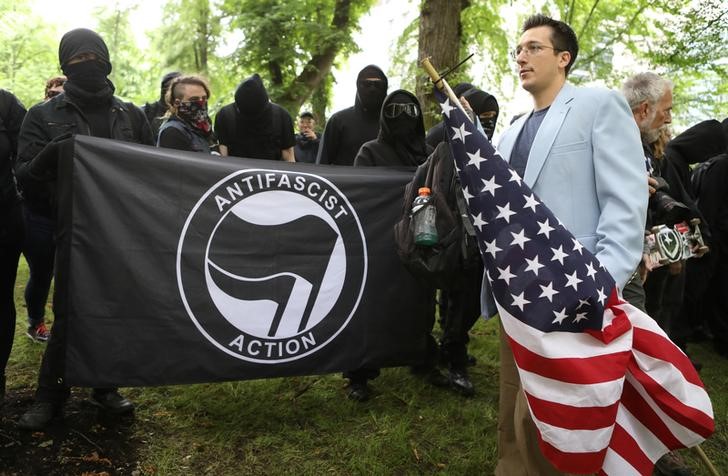 © Reuters. Um manifestante conservador ao lado de um grupo antifascista durante protestos opostos em Portland, nos Estados Unidos