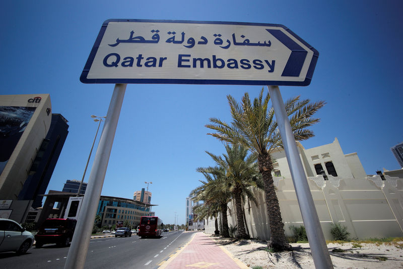 © Reuters. Placa indica direção para embaixada do Catar em Manama, Barein