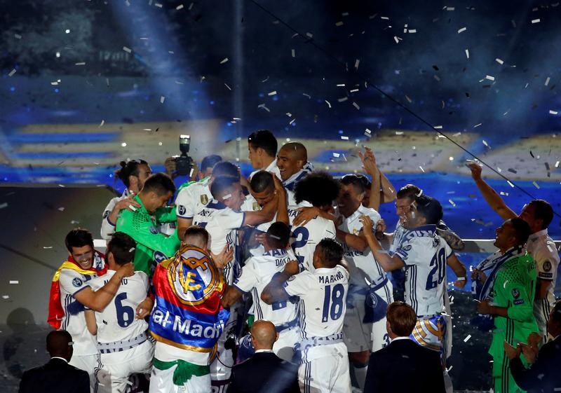 © Reuters. Real Madrid team celebrates at their stadium after winning title