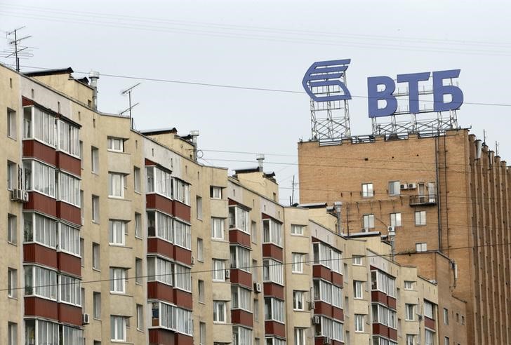 © Reuters. A sign showing the logo of VTB Bank is pictured on the top of a building in Moscow