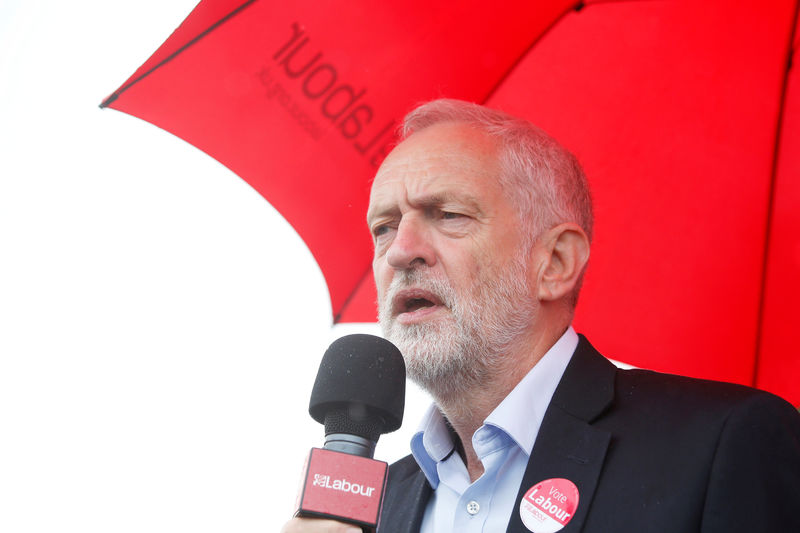 © Reuters. Corbyn pide la dimisión de May por los recortes en la Policía