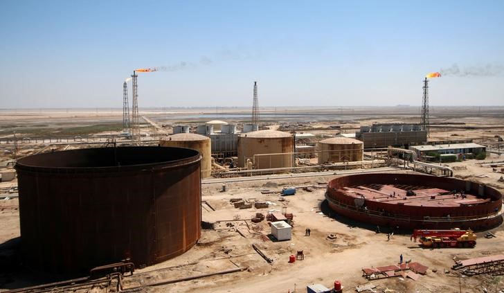 © Reuters. A general view shows the al-Shuaiba oil refinery in southwest Basra