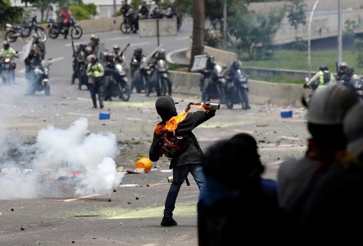 © Reuters. Manifestantes em confronto com polícia em protesto em Caracas