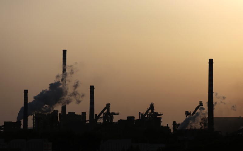 © Reuters. ILVA steel plants are seen in Taranto at sunset
