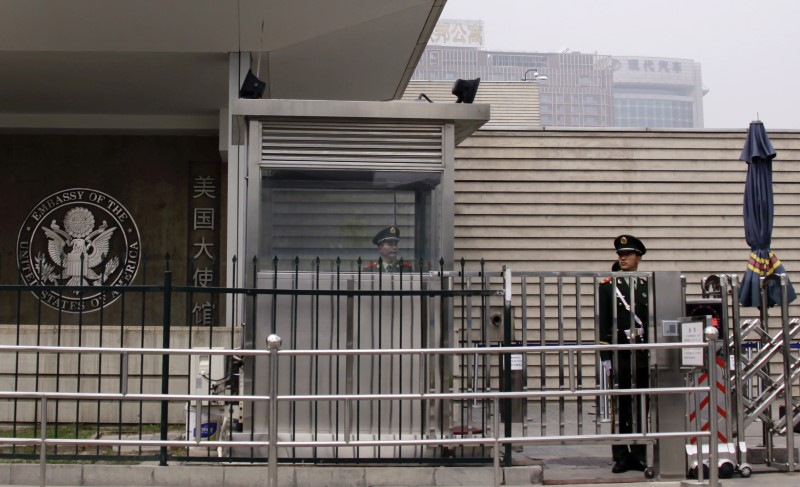 © Reuters. Paramilitary police officers guard  the entrance to the U.S. embassy in Beijing