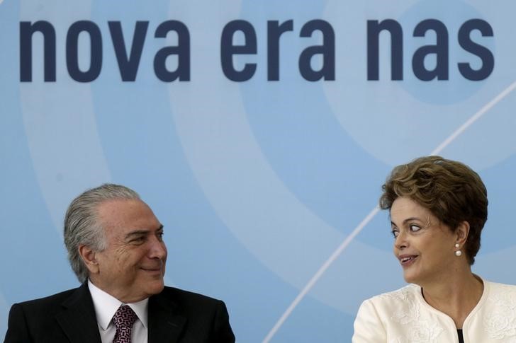 © Reuters. Ex-presidente Dilma Rousseff e presidente Michel Temer, que era vice na ocasião, em cerimônia no Palácio do Planalto em novembro de 2015