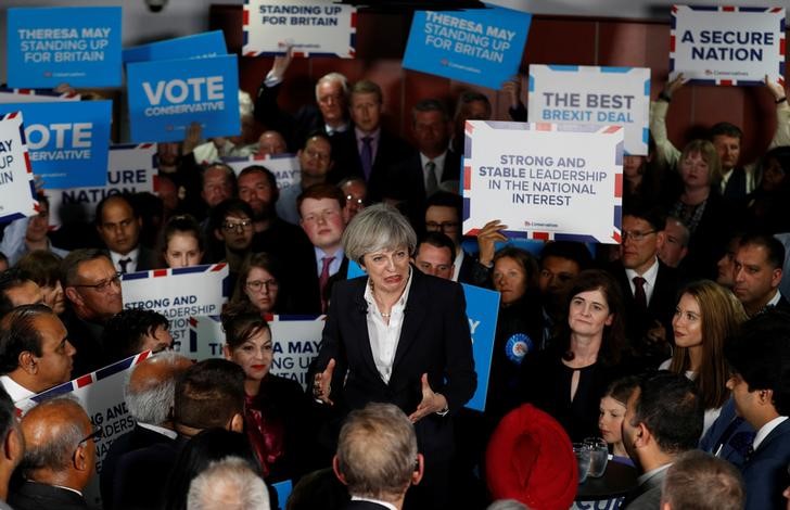 © Reuters. Premiê Theresa May faz campanha em Bradford