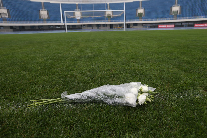 © Reuters. A bouquet of flowers is seen on a pitch during a ceremony to pay tribute to late soccer player Cheick Tiote of Chinese soccer club Beijing Enterprises, in Beijing