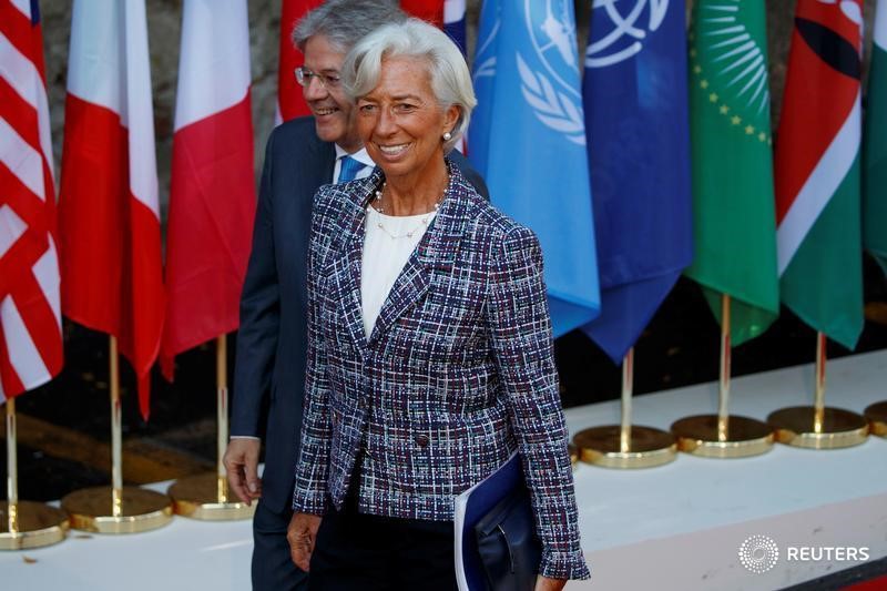 © Reuters. IMF Managing Director Christine Lagarde walks with Italian Prime Minister Paolo Gentiloni as they arrive for a working session with outreach countries and international organizations at the G7 Summit, in Taormina