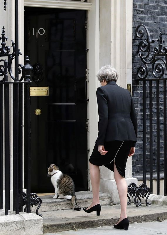 © Reuters. A la sombra de los atentados, se reanuda la campaña electoral británica