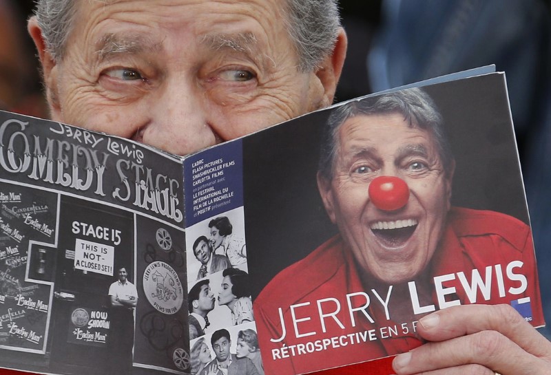 © Reuters. Foto de archivo del humorista Jerry Lewis posando en el Festival de Cannes