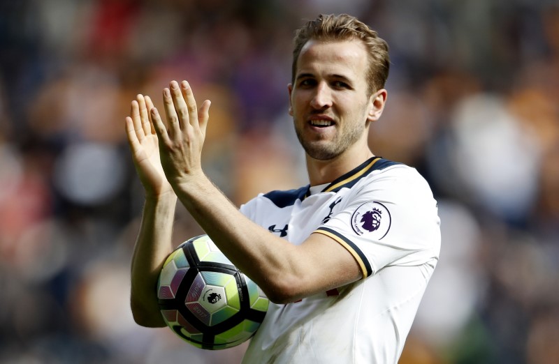 © Reuters. Tottenham's Harry Kane applauds fans after the match with the matchball