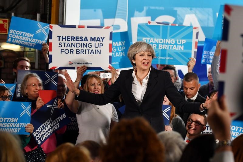 © Reuters. A dos días de elecciones británicas, el historial de May en seguridad concentra la atención