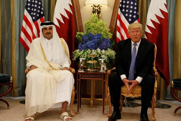 © Reuters. Эмир Катара Шейх Тамим Бин Хамад Аль-Тани и  президент США Дональд Трамп