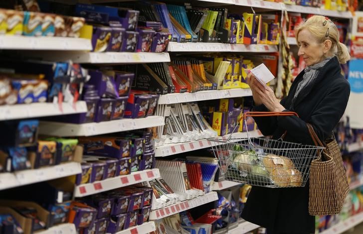 © Reuters. بيانات: تباطؤ إنفاق المستهلكين البريطانيين في مايو