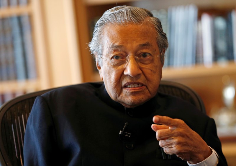 © Reuters. Former Malaysian prime minister Mahathir speaks during an interview with Reuters in Putrajaya