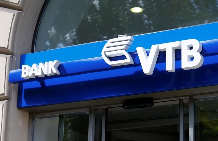 © Reuters. The logo of VTB bank is seen at a branch office in Vienna