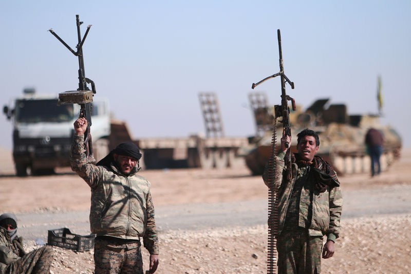 © Reuters. Combatentes das Forças Democráticas da Síria (FDS) seguram armas no norte da cidade de Raqqa