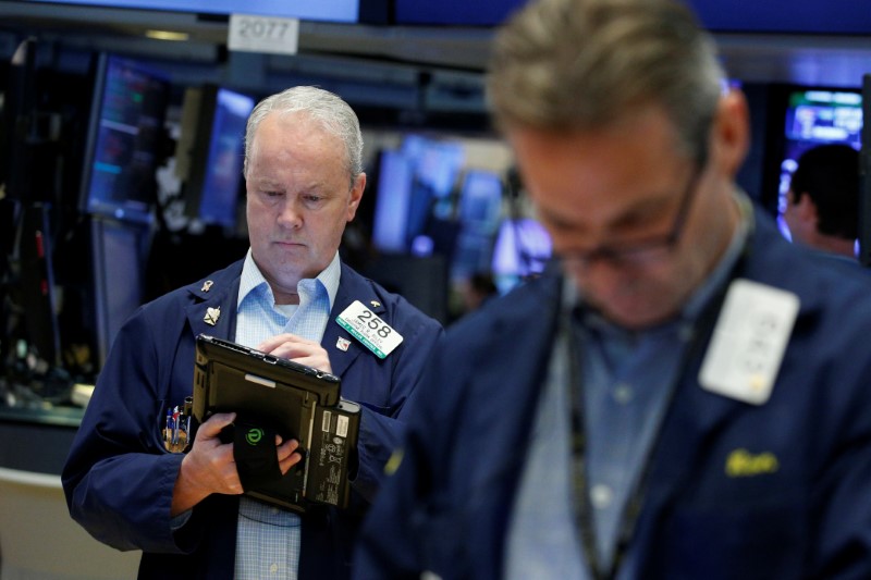 © Reuters. Traders work on the floor of the NYSE in New York