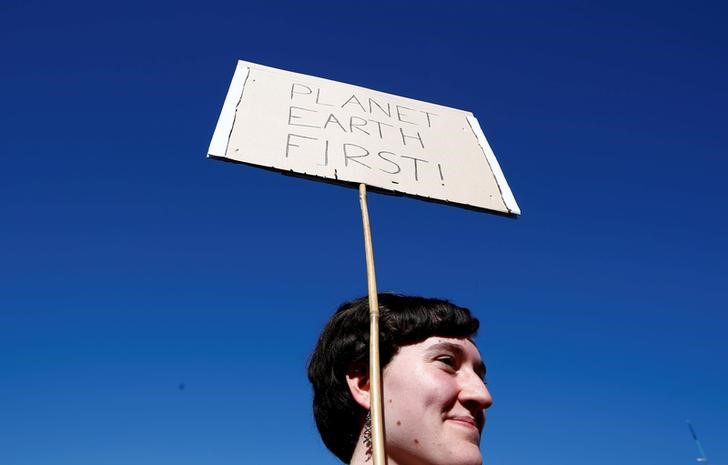 © Reuters. Mulher protesta perto da embaixada dos Estados Unidos contra a retirada do país do acordo de Paris, em Berlim