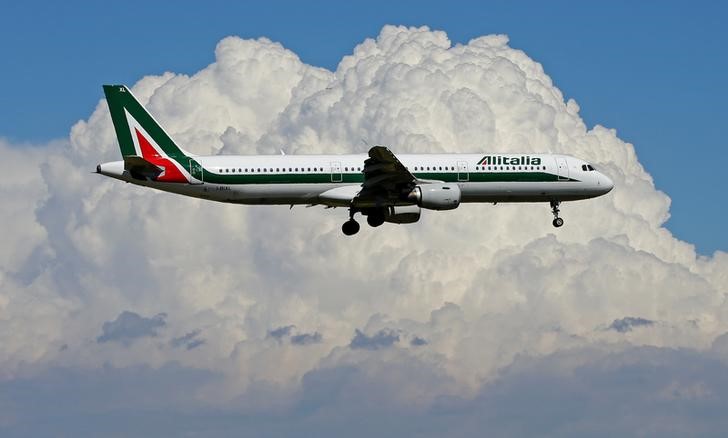 © Reuters. Alitalia, arrivate 32 manifestazioni interesse