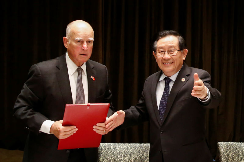 © Reuters. Governador da Califórnia, Jerry Brown, e ministro de Ciência e Tecnologia da China, Wan Gang, em cerimônia em Pequim