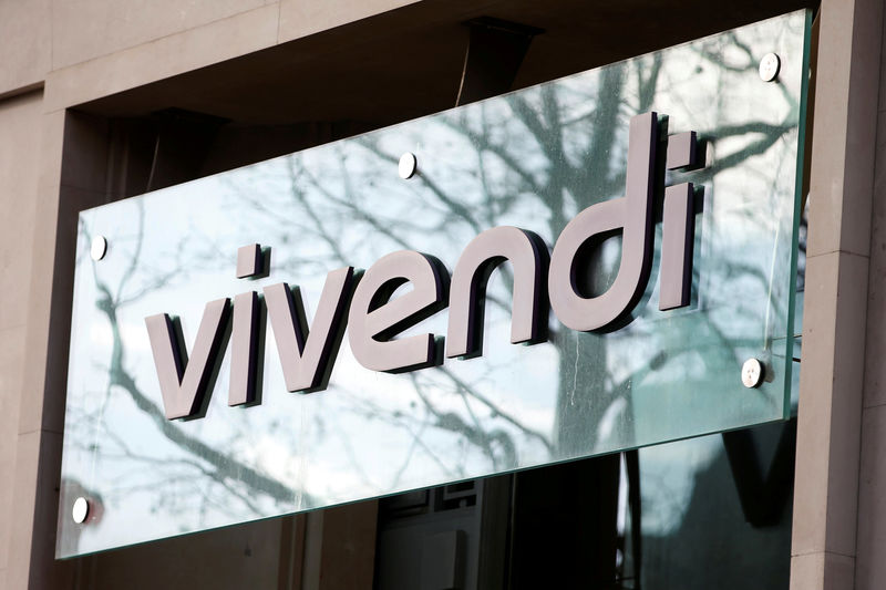 © Reuters. FILE PHOTO: FILE PHOTO - The Vivendi logo is pictured at the main entrance of the entertainment-to-telecoms conglomerate headquarters in Paris