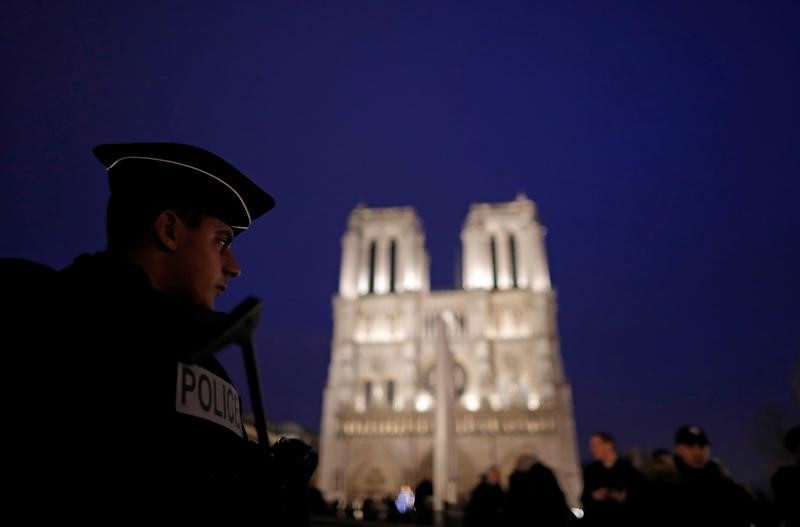 © Reuters. La policía francesa dispara a atacante con un martillo cerca de Notre Dame