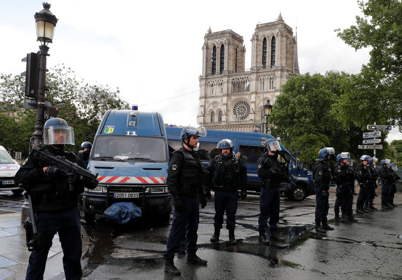 © Reuters. Polícia francesa em frente à catedral de Notre Dame em Paris