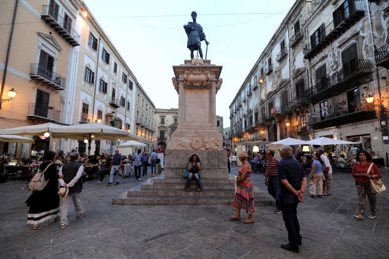 © Reuters. People are seen in Bologni Square in Palermo