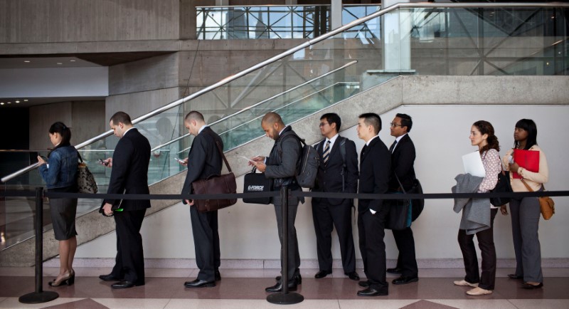 © Reuters. FILE PHOTO -  Students wait in line outside the 2012 Big Apple Job and Internship Fair at the Javits Center in New York