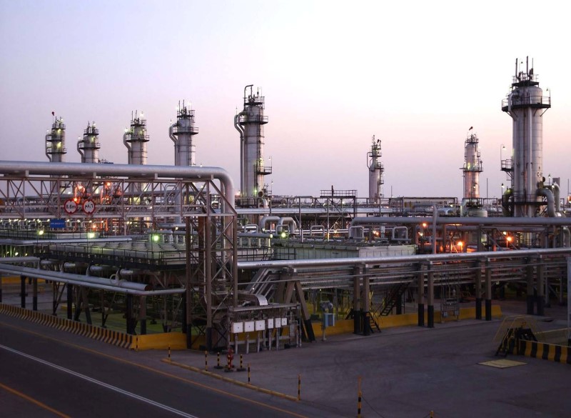 © Reuters. View shows Saudi Aramco's Abqaiq oil facility in eastern Saudi Arabia in this undated handout photo