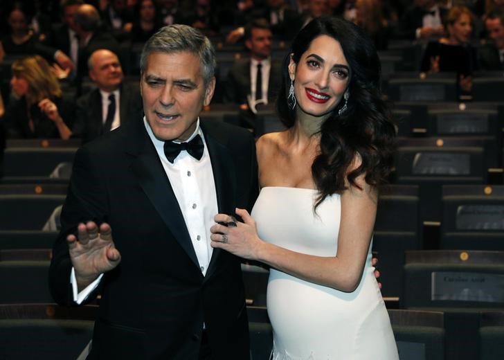 © Reuters. Ator George Clooney e sua mulher Amal Clooney antes do Cesar Awards, em Paris