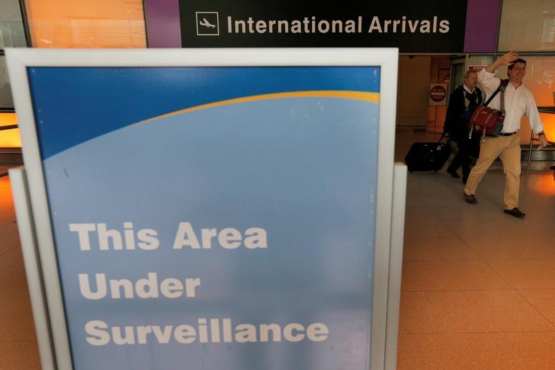 © Reuters. International travelers arrive at Logan airport following U.S. President Donald Trump's executive order travel ban in Boston