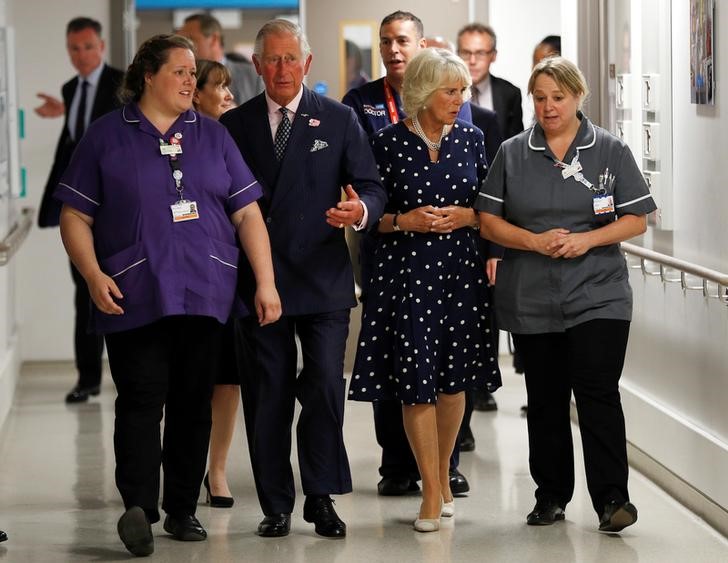 © Reuters. Príncipe Charles e a mulher, Camilla, durante visita ao Royal London Hospital