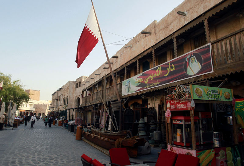 © Reuters. Shop with a picture of Qatar’s Emir Sheikh Tamim Bin Hamad Al-Thani is seen in Doha