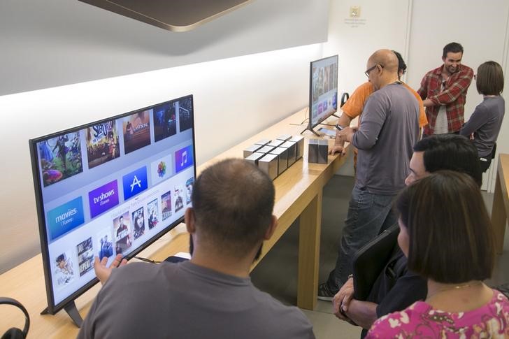 © Reuters. Clientes testam Apple TV em loja de Los Angeles, Estados Unidos