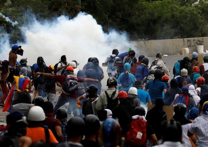 © Reuters. Manifestantes e policiais entram em confronto em Caracas