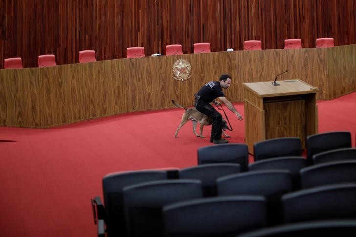 © Reuters. Agente da Polícia Federal inspeciona plenário do Tribunal Superior Eleitoral antes de julgamento sobre chapa Dilma-Temer