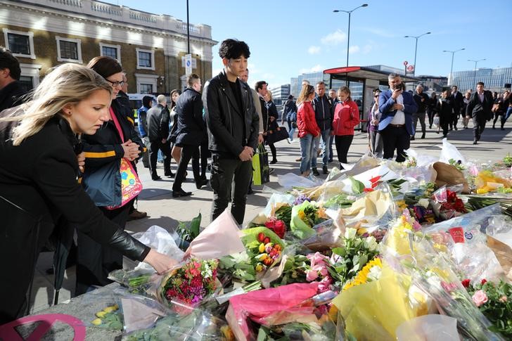 © Reuters. Pessoas homenageiam vítimas de ataque em Londres