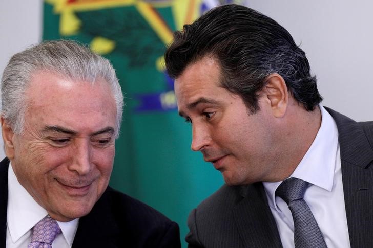 © Reuters. O presidente do Brasil, Michel Temer (à esquerda) conversa com o ministro dos Transportes, Maurício Quintella no Palácio do Planalto, em Brasília