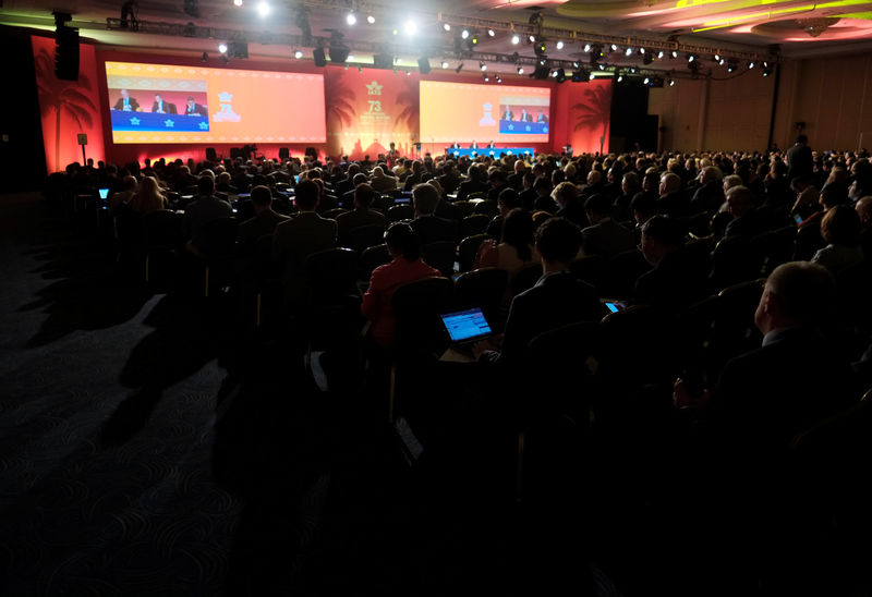 © Reuters. People attend an IATA meeting in Cancun