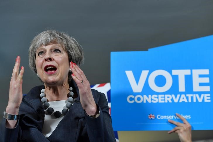 © Reuters. Britain's Prime Minister Theresa May delivers a speech during an election campaign visit to Langton Rugby Club in Stoke-on-Trent