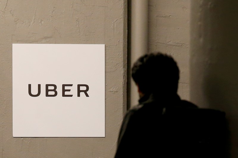 © Reuters. FILE PHOTO -  A man arrives at the Uber offices in Queens New York