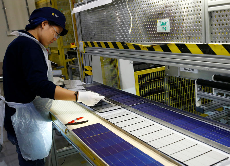 © Reuters. An employee works at a production line during a tour of an REC solar panel manufacturing plant in Singapore