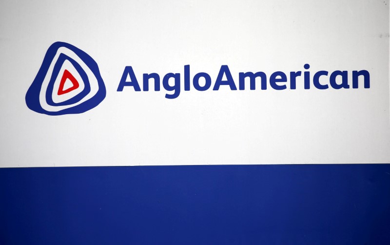 © Reuters. FILE PHOTO: The AngloAmerican logo is seen in Rusternburg