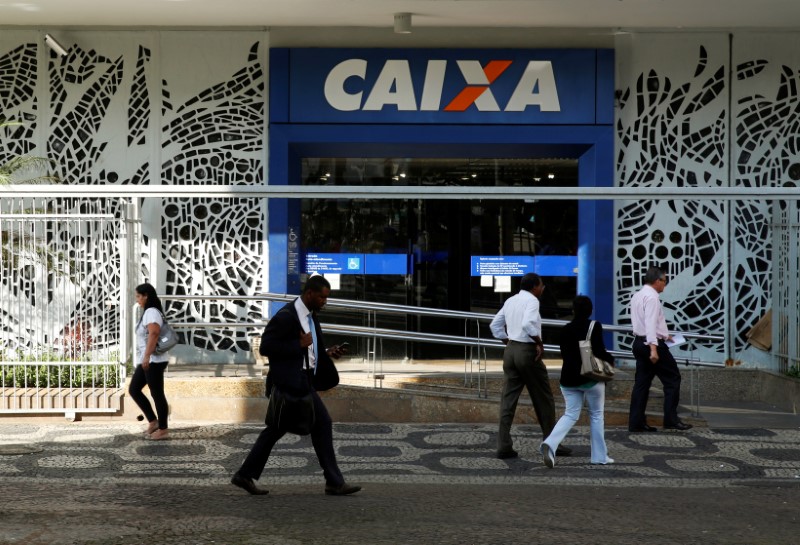 © Reuters. FILE PHOTO: People walk past a Caixa Economica Federal bank in downtown Rio de Janeiro