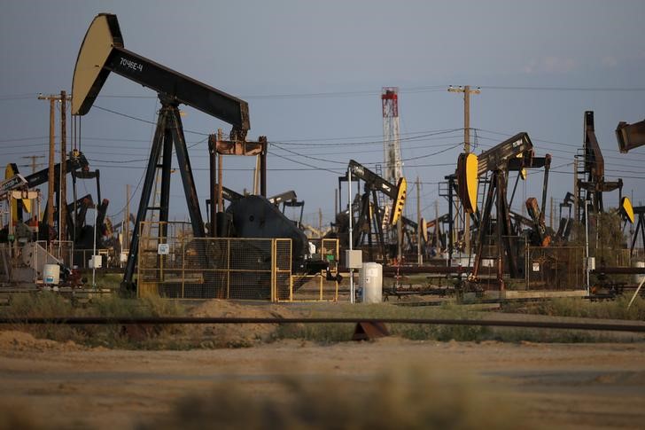 © Reuters. Pump jacks are seen in the Lost Hills Oil Field, California